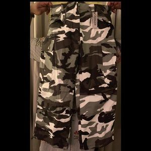 🌸Black, White & Gray Camo Capris